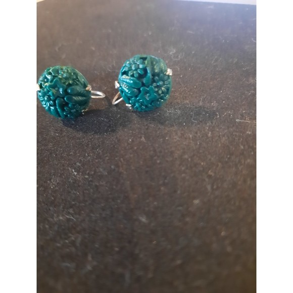 Vintage Screwback Earrings Green Carved - Picture 3 of 6